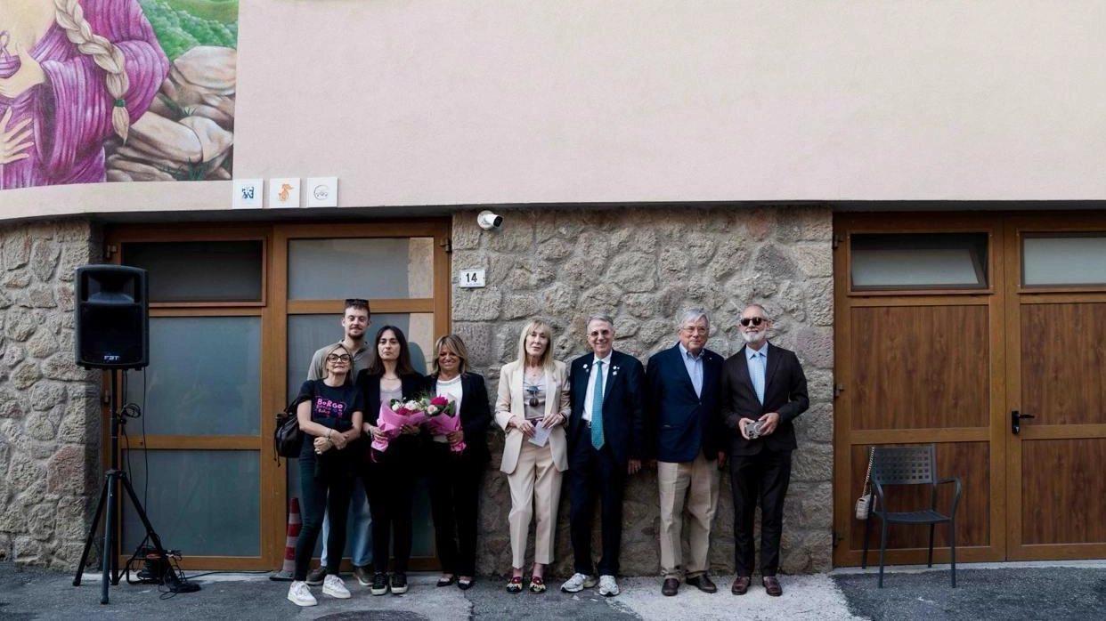 Un momento dell’inaugurazione del murale a Castel del Piano Un momento dell’inaugurazione del murale a Castel del Piano