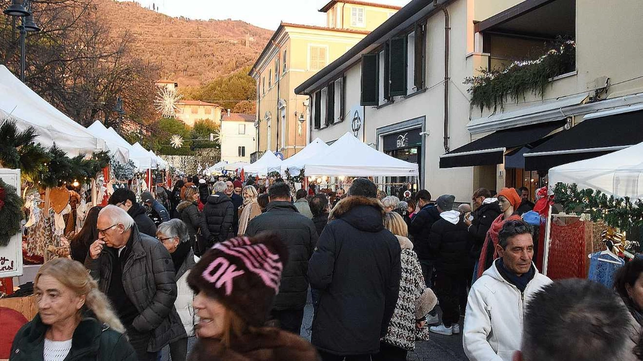 La folla che ogni anno si assiepa per vedere l’attrazione dei mercatini di Natale attesa da appassionati e non solo La folla che ogni anno si assiepa per vedere l’attrazione dei mercatini di Natale attesa da appassionati e non solo