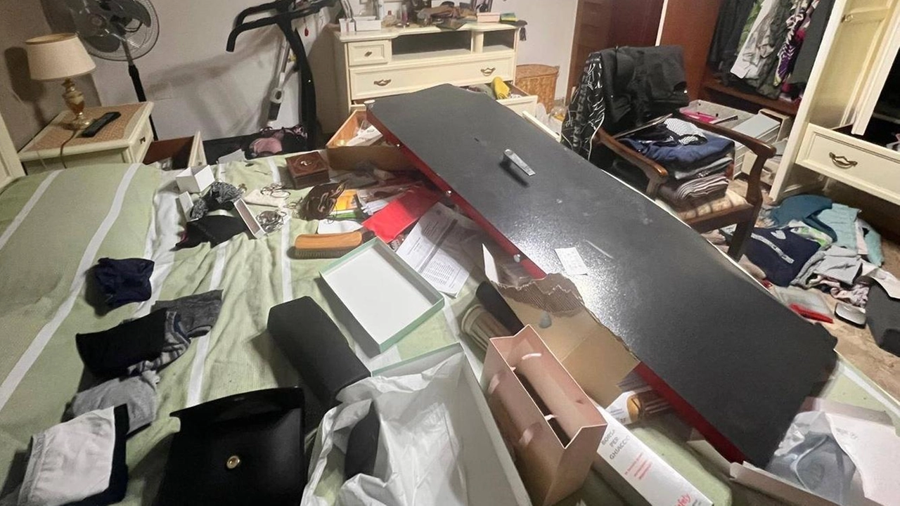 La scena che si sono ritrovati di fronte i proprietari al rientro in casa, dopo il “blitz“ dei ladri La scena che si sono ritrovati di fronte i proprietari al rientro in casa, dopo il “blitz“ dei ladri