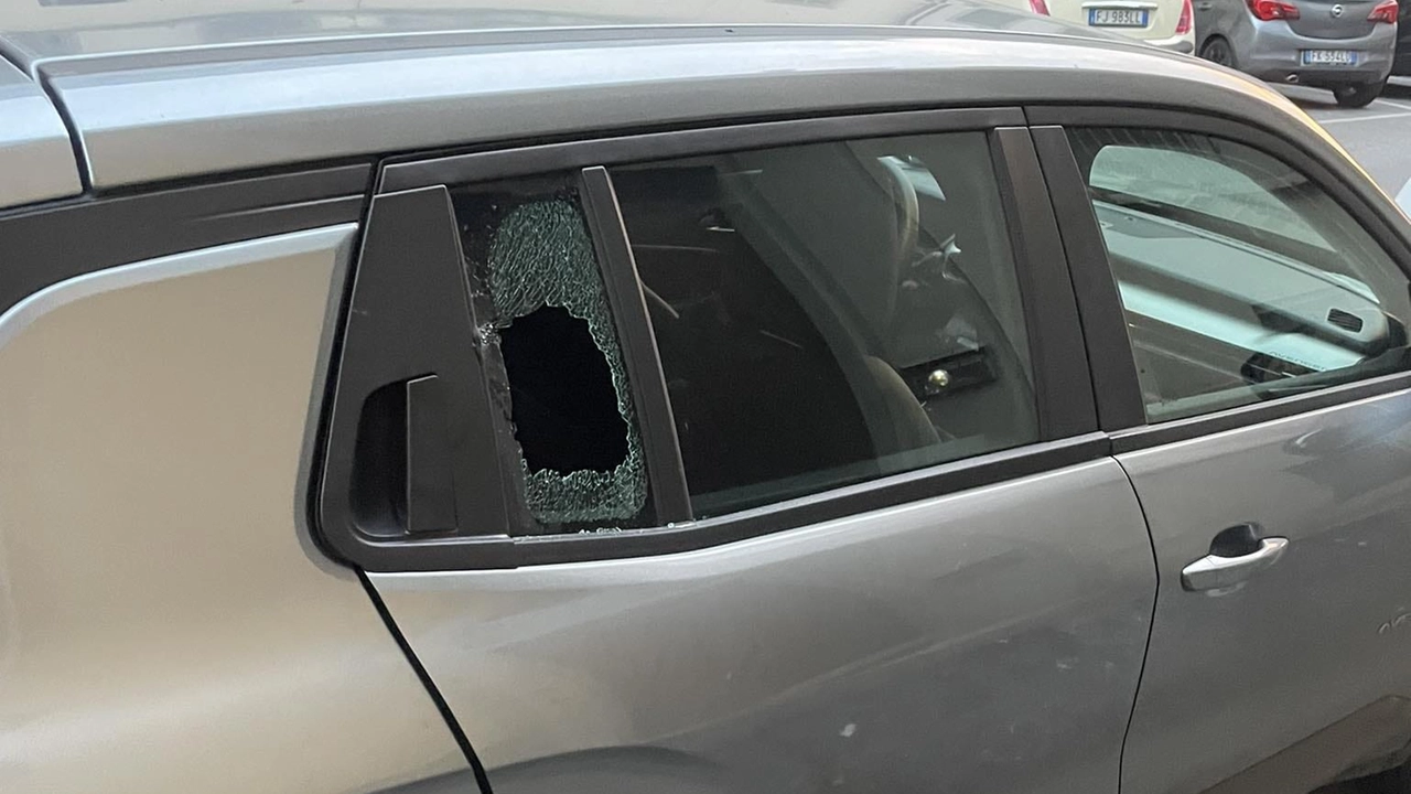 Una delle auto danneggiate in San Jacopino Una delle auto danneggiate in San Jacopino