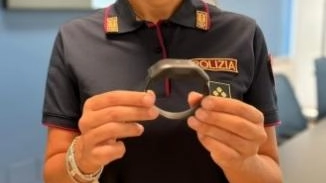I numeri nella nostra provincia di coloro che sono sottoposti all’uso del dispositivo che tiene lontani dalle vittime. L’ultimo caso: la pistola puntata alla ex fuori dal lavoro .