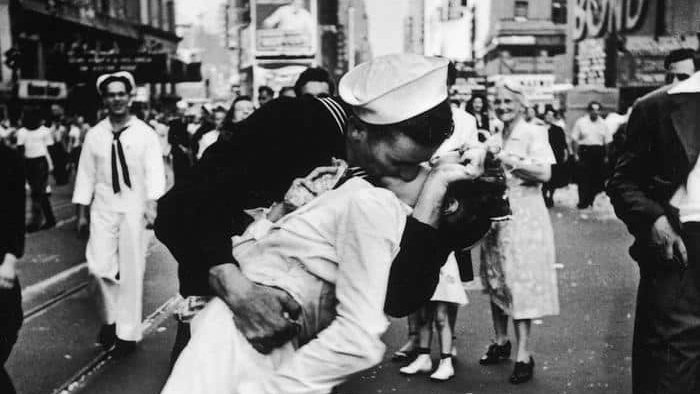 Il bacio tra il marinaio e la crocerossina a New York nel 1945 (Ansa)