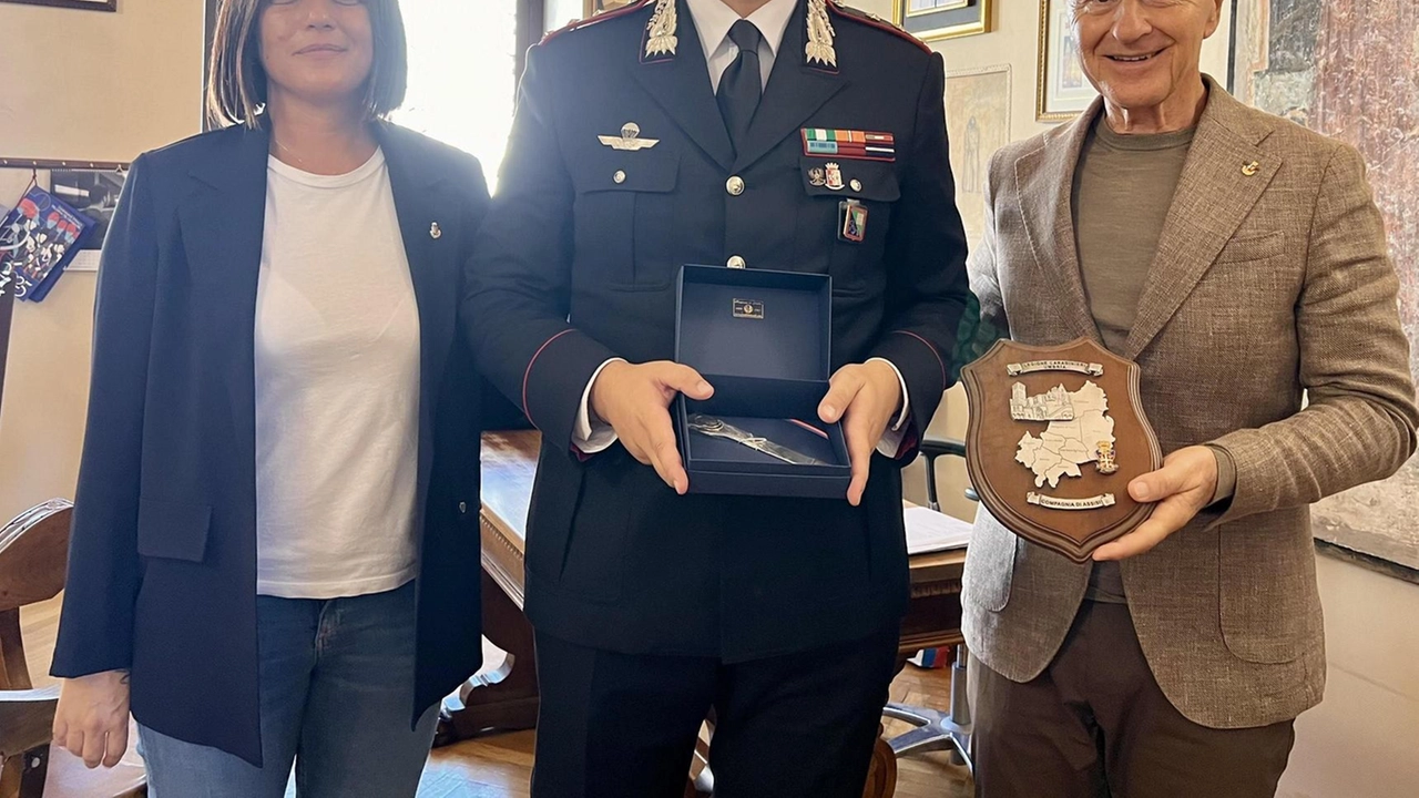 Il capitano Vittorio Jervolino ricevuto in Comune dal sindaco di Assisi Valter Stoppini e dal. presidente del Consiglio comunale, Annalisa Rossi