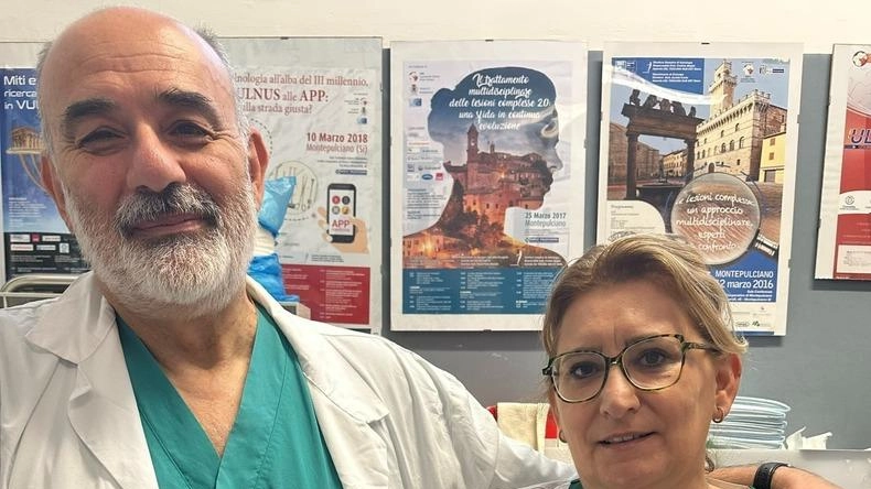 Il dottor Cosimo Maglio con Monica Gonnelli che sono le due ’anime’ del trattamento che ha dato sollievo a molti apzienti Il dottor Cosimo Maglio con Monica Gonnelli che sono le due ’anime’ del trattamento che ha dato sollievo a molti apzienti