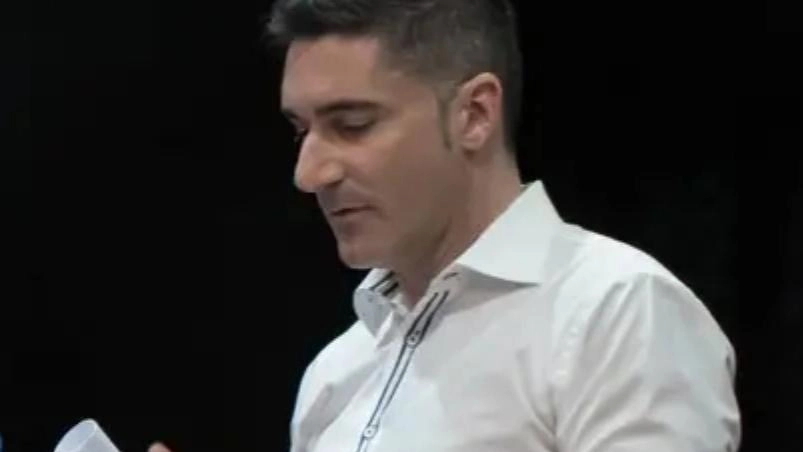 Davide Moretti impegnato durante una recitazione Davide Moretti impegnato durante una recitazione