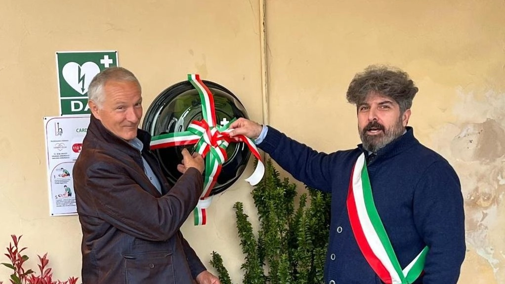 Il presidente Ezio Bertocci e il consigliere comunale Salvatore Patané al momento dell’inaugurazione del defibrillatore