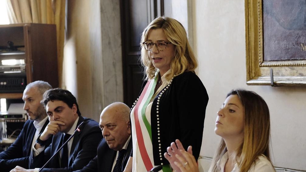 La sindaca Cristina Ponzanelli e la capogruppo Clelia Devoto si sono astenute dalla votazione della proposta del consigliere di maggioranza Spilamberti La sindaca Cristina Ponzanelli e la capogruppo Clelia Devoto si sono astenute dalla votazione della proposta del consigliere di maggioranza Spilamberti