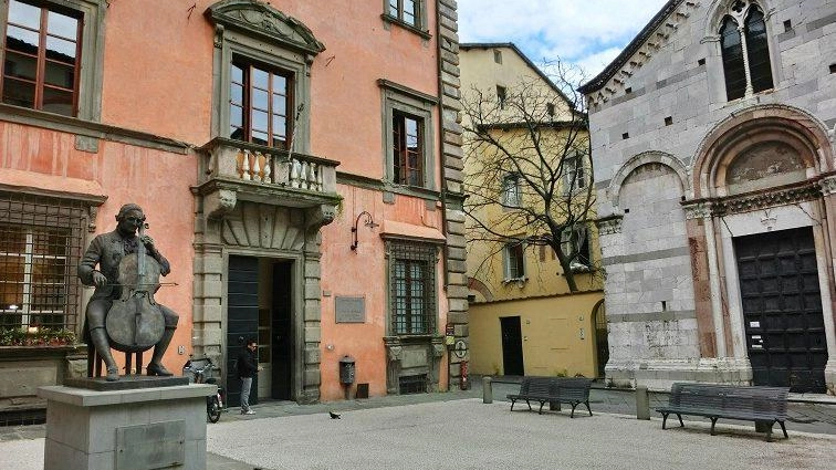 Una veduta di piazza del Suffragio con, da sinistra, la statua di Boccherini, l’ingresso del Conservatorio e la chiesa. dedicata ai santi Maurizio e Lazzaro Una veduta di piazza del Suffragio con, da sinistra, la statua di Boccherini, l’ingresso del Conservatorio e la chiesa. dedicata ai santi Maurizio e Lazzaro