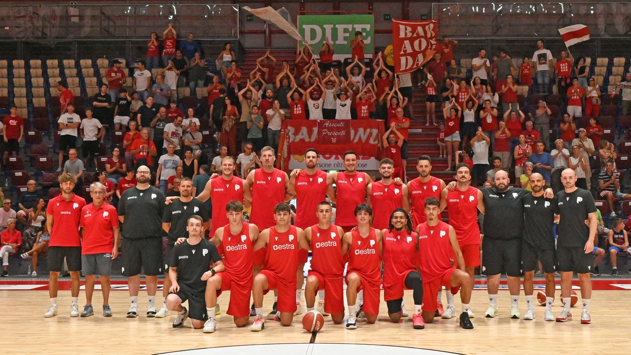 La squadra schierata davanti ai tifosi. Calorosa accoglienza al palazzetto La squadra schierata davanti ai tifosi. Calorosa accoglienza al palazzetto