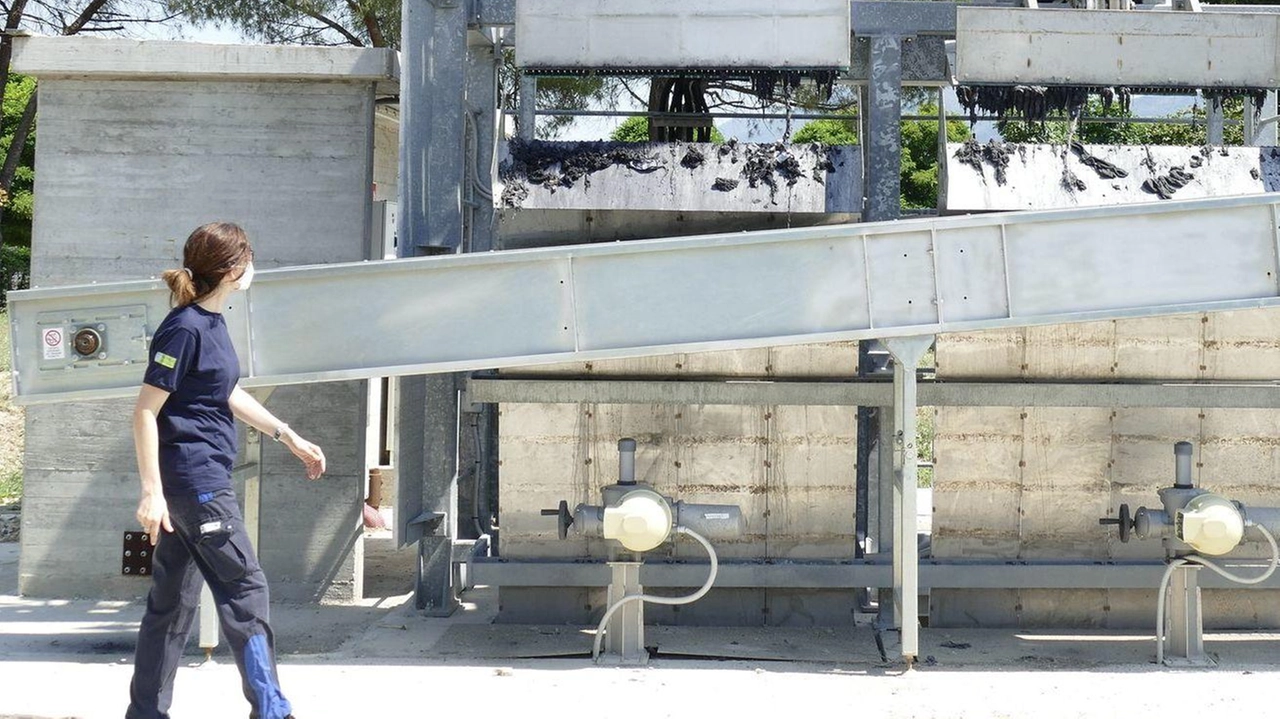 Ecco i dettagli del piano annunciato da Macrì, presidente di Estra. Servono oltre 100 milioni per realizzarlo, la strada della rete fognaria. Dibattito aperto sulla risorsa idrica: dalle aziende alle società . . Ecco i dettagli del piano annunciato da Macrì, presidente di Estra. Servono oltre 100 milioni per realizzarlo, la strada della rete fognaria. Dibattito aperto sulla risorsa idrica: dalle aziende alle società . .