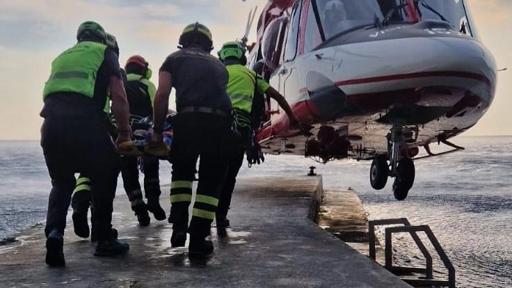 L’intervento dei soccorritori e dell’elicottero dei vigili del fuoco sulla scogliera della frazione marinara di Corniglia L’intervento dei soccorritori e dell’elicottero dei vigili del fuoco sulla scogliera della frazione marinara di Corniglia