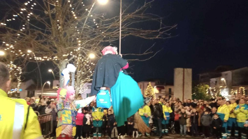 Lo spettacolo a Quarrata grazie ai volontari della Misericordia: così si chiudono gli eventi natalizi. Dj e musica per intrattenere i bambini, poi la discesa al calar del sole: l’emozione più grande. Lo spettacolo a Quarrata grazie ai volontari della Misericordia: così si chiudono gli eventi natalizi. Dj e musica per intrattenere i bambini, poi la discesa al calar del sole: l’emozione più grande.
