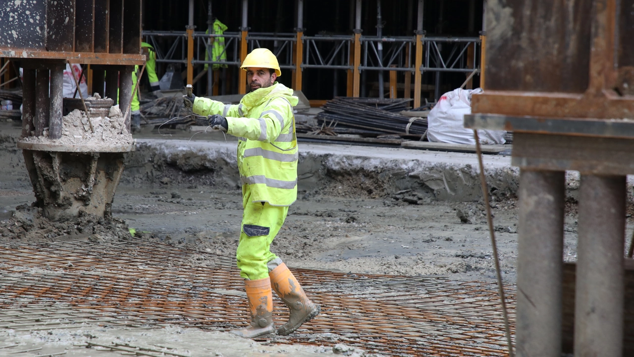 Il cantiere della Tav sta andando avanti secondo il cronoprogramma. E’ già polemica sul peole mover (foto Marco Mori /New Press Photo) Il cantiere della Tav sta andando avanti secondo il cronoprogramma. E’ già polemica sul peole mover (foto Marco Mori /New Press Photo)