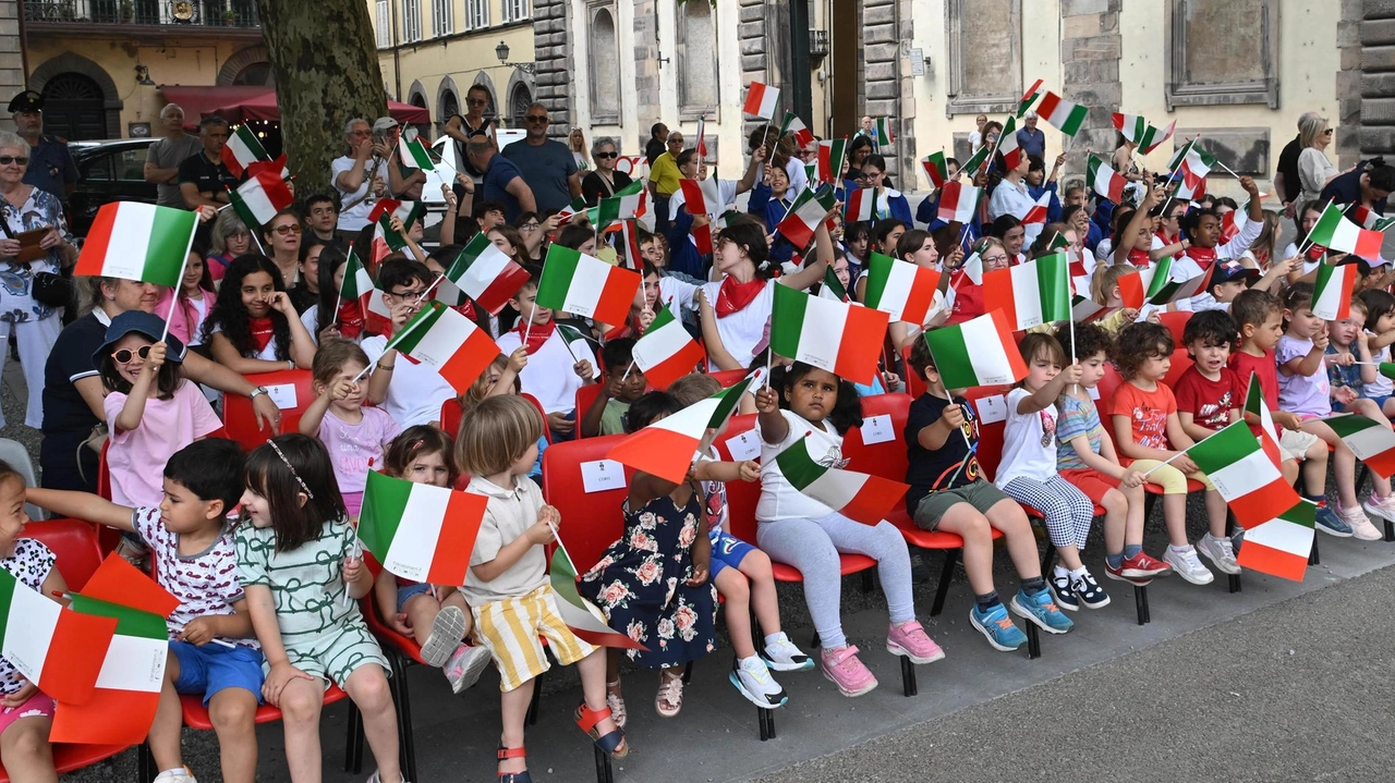 In tanti ieri in Piazza per festeggiare i 211 anni dell’Arma dei Carabinieri, alla presenza delle più alte Autorità civili e militari. Onori al prefetto Scaduto e al Comandante provinciale Arturo Sessa. In tanti ieri in Piazza per festeggiare i 211 anni dell’Arma dei Carabinieri, alla presenza delle più alte Autorità civili e militari. Onori al prefetto Scaduto e al Comandante provinciale Arturo Sessa.