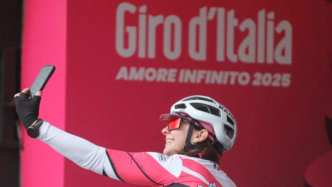 https://www.lanazione.it/image-service/view/acePublic/alias/contentid/ZTk5YzA1NmQtMjQzMC00/0/giro-a-siena.jpeg?f=16:9&w=1200&h=630