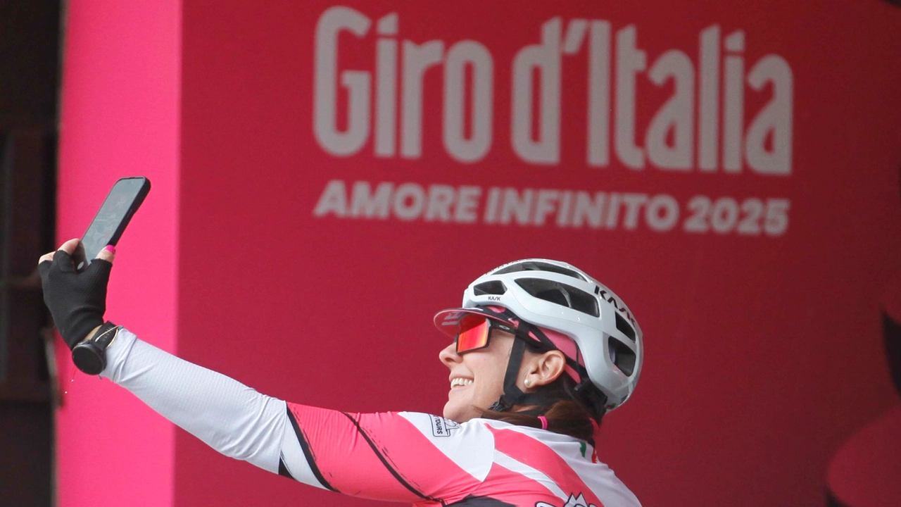 Il Giro d'Italia in Toscana: in questo scatto siamo in piazza del Campo a Siena (foto Paolo Lazzeroni) Il Giro d'Italia in Toscana: in questo scatto siamo in piazza del Campo a Siena (foto Paolo Lazzeroni)