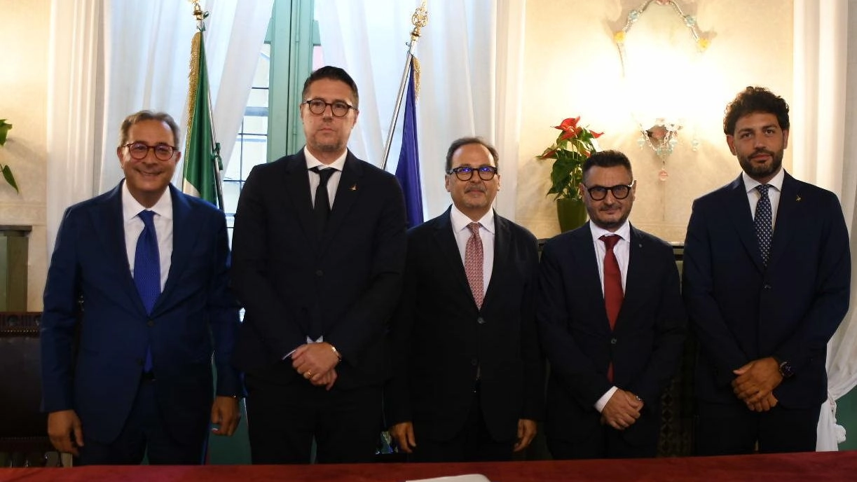 Le autorità alla firma, a destra il sottosegretario Molteni (Foto Paola Nizza) Le autorità alla firma, a destra il sottosegretario Molteni (Foto Paola Nizza)