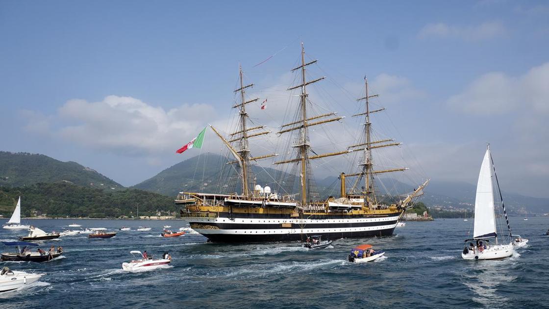 Saluto collettivo al Vespucci. Una festa dentro alla festa per la nave più bella del mondo