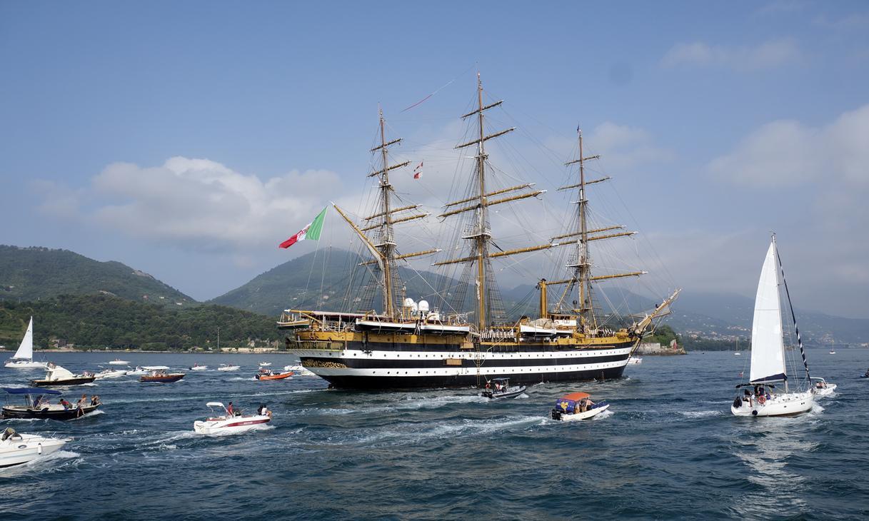 Saluto collettivo al Vespucci. Una festa dentro alla festa per la nave più bella del mondo