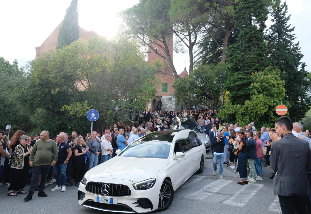 https://www.lanazione.it/image-service/view/acePublic/alias/contentid/ZTkwMjczMjctNGYxYy00/0/nella-chiesa-di-gaggiola-i-funerali-di-yuri-guarnaccia-18-anni-e-michela-adamo-19.jpeg?f=1.90:1&w=1200