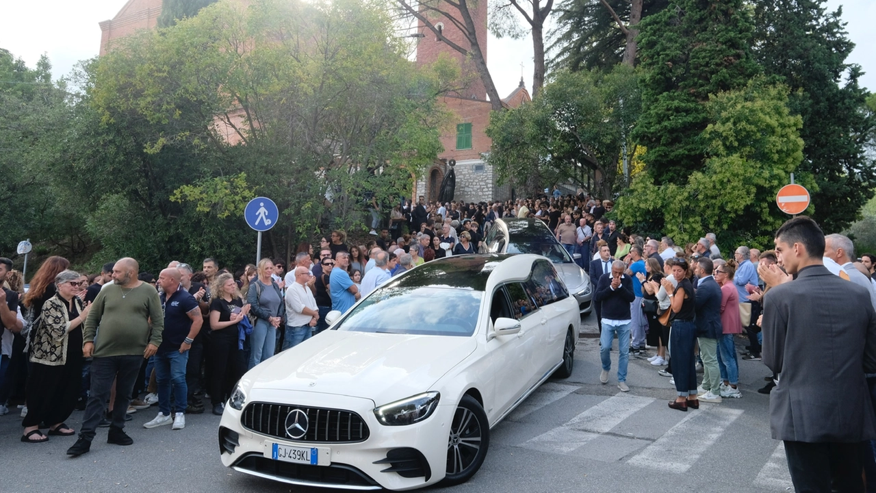 Nella chiesa di Gaggiola i funerali di Yuri Guarnaccia, 18 anni, e Michela Adamo, 19