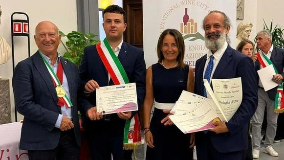 I titolari dell’azienda ’La Cura’ con in mano i numerosi attestati ottenuti con i vini a produzione biologica