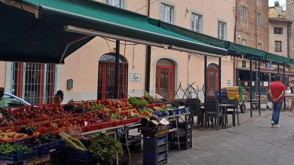 Piazza delle Vettovaglie, nel cuore di Pisa è da sempre luogo di «commercio» e. di identità Piazza delle Vettovaglie, nel cuore di Pisa è da sempre luogo di «commercio» e. di identità