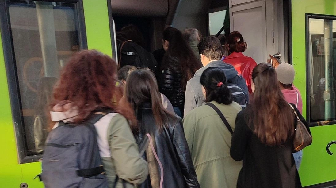 Nuovi disagi per chi viaggia in treno tra ritardi, guasti e tempi che si allungano Nuovi disagi per chi viaggia in treno tra ritardi, guasti e tempi che si allungano
