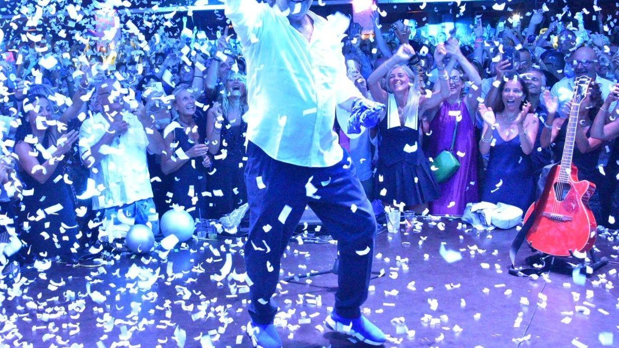 Grande serata a Forte dei Marmi, pubblico da tutta Italia per lo storico locale simbolo dell’estate in Versilia Grande serata a Forte dei Marmi, pubblico da tutta Italia per lo storico locale simbolo dell’estate in Versilia