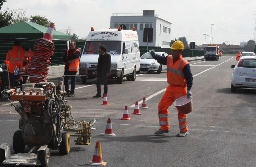 Nuova vita alle strade. Campagna di asfaltature. Speso più di un milione: "Viabilità più sicura"