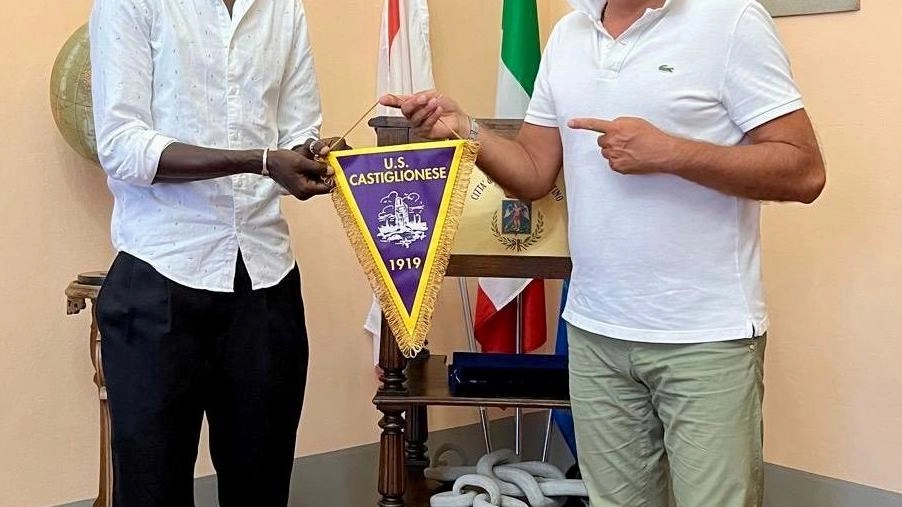 Quando Bebeto è arrivato a Castiglion Fiorentino, ha raccontato questa storia al sindaco Agnelli che, colpito dal valore educativo e sociale del progetto, ha deciso di sostenerlo personalmente con una donazione per l’acquisto di materiale tecnico Quando Bebeto è arrivato a Castiglion Fiorentino, ha raccontato questa storia al sindaco Agnelli che, colpito dal valore educativo e sociale del progetto, ha deciso di sostenerlo personalmente con una donazione per l’acquisto di materiale tecnico