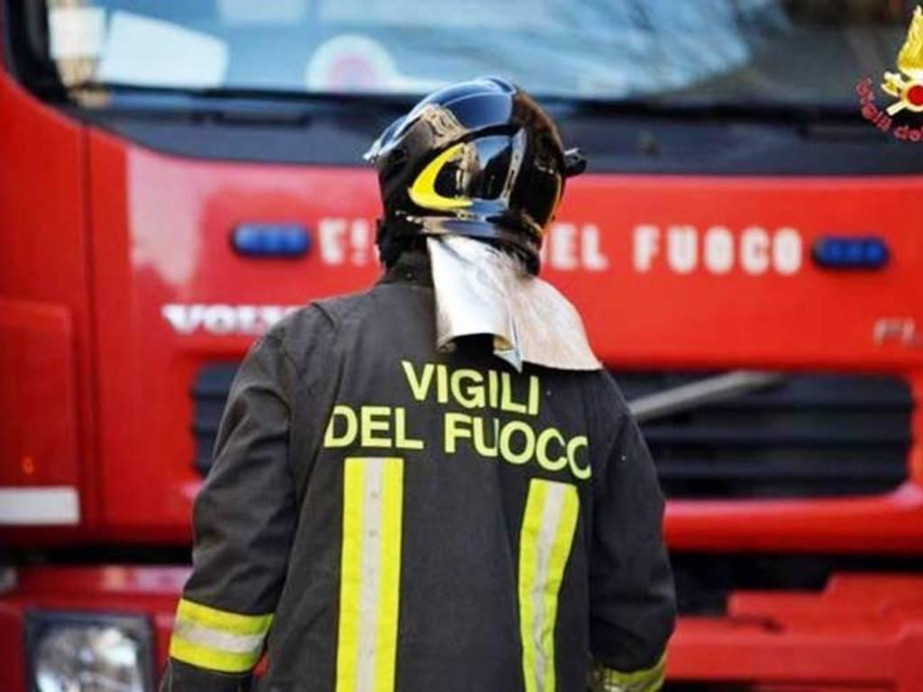 Stabbia, incendio nella zona industriale: vigili del fuoco sul posto