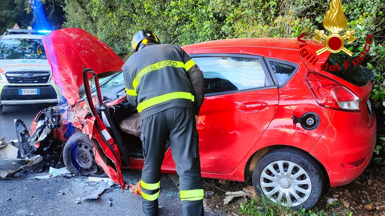 Un'auto coinvolta nello scontro frontale Un'auto coinvolta nello scontro frontale