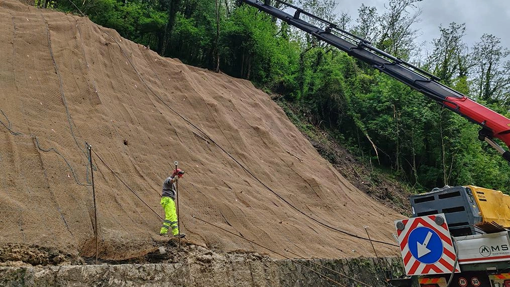 La denuncia di Confcommercio: "Le aziende sono messe a dura prova. Chiediamo tempi certi". Tanti i cantieri aperti. E a fine maggio chiuderà il ponte Melini a Pracchia, spezzando il territorio. La denuncia di Confcommercio: "Le aziende sono messe a dura prova. Chiediamo tempi certi". Tanti i cantieri aperti. E a fine maggio chiuderà il ponte Melini a Pracchia, spezzando il territorio.