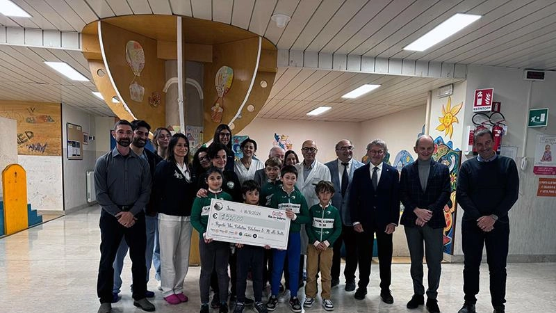 Una delegazione di piccoli sportivi de Il Pedale Senese ha consegnato simbolicamente una donazione benefica per la Pediatria delle Scotte.... Una delegazione di piccoli sportivi de Il Pedale Senese ha consegnato simbolicamente una donazione benefica per la Pediatria delle Scotte....