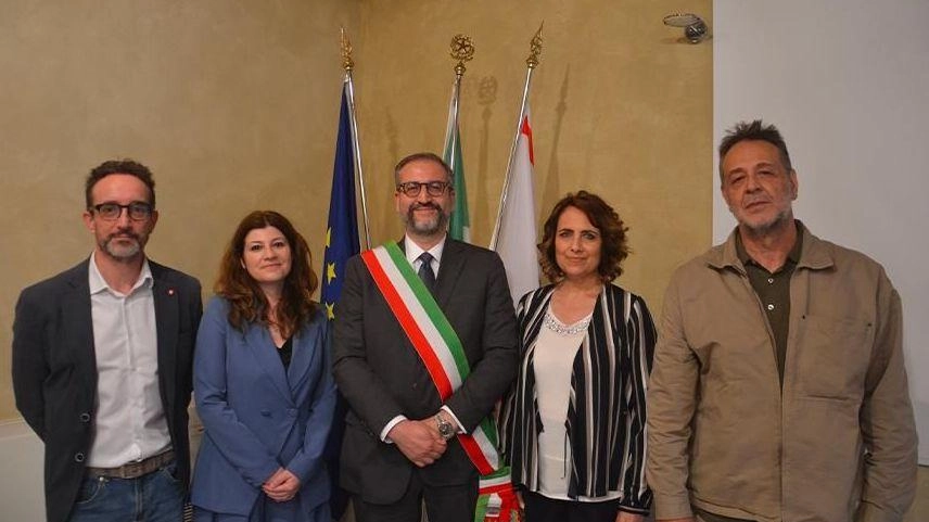 La giunta comunale di Monteriggioni con al centro in sindaco Andrea Frosini La giunta comunale di Monteriggioni con al centro in sindaco Andrea Frosini