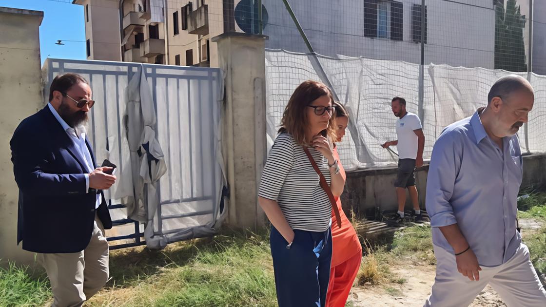 Sindaco con il casco nei cantieri . Scuole, Arno e teatro alla verifica Sindaco con il casco nei cantieri . Scuole, Arno e teatro alla verifica