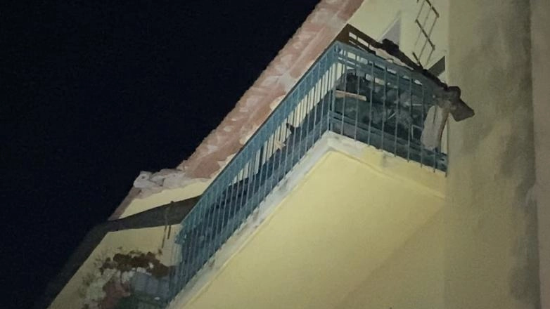 Controlli serrati dei vigili del fuoco prima del rientro. Palazzina messa in sicurezza nella notte: i danni Controlli serrati dei vigili del fuoco prima del rientro. Palazzina messa in sicurezza nella notte: i danni