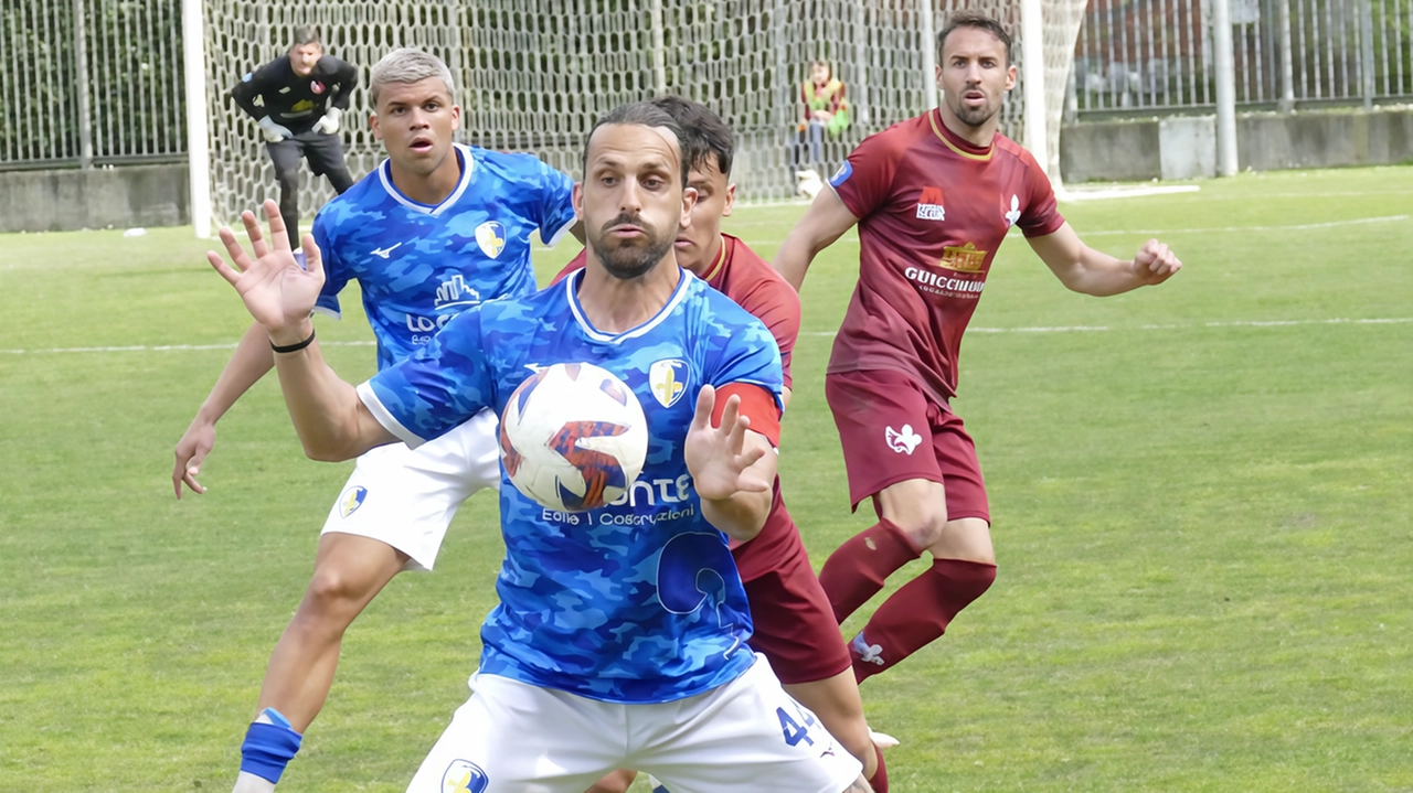 Il capitano Remedi in un duello a centrocampo