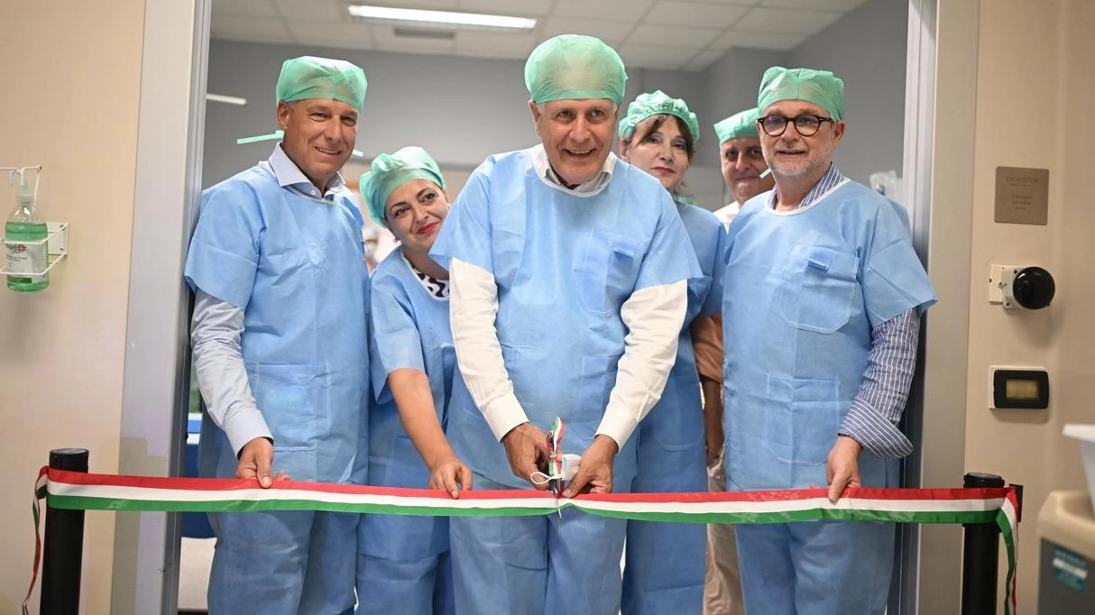 lEugenio Giani,. Simone Bezzini e il sindaco Giorgio Del Ghingaro all’inaugurazione del robot Da Vinci all’ospedale Versilia lEugenio Giani,. Simone Bezzini e il sindaco Giorgio Del Ghingaro all’inaugurazione del robot Da Vinci all’ospedale Versilia