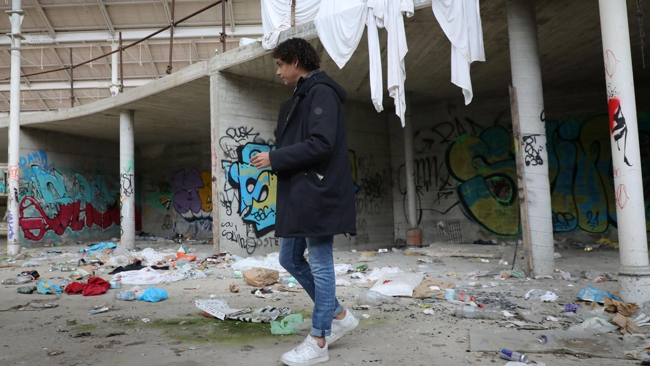 Il rogo è stato innescato da un cumulo di rifiuti edili: quattro occupanti sono finiti all’ospedale. L’assessore Danti: "L’area di cantiere è tuttora sotto la responsabilità del consorzio titolare dell’appalto". Il rogo è stato innescato da un cumulo di rifiuti edili: quattro occupanti sono finiti all’ospedale. L’assessore Danti: "L’area di cantiere è tuttora sotto la responsabilità del consorzio titolare dell’appalto".