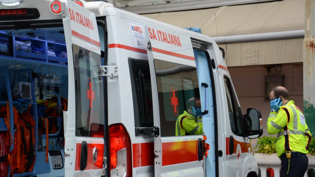 Un'ambulanza in una foto di repertorio. Per il motociclista i lunghi tentativi di rianimazione sono risultati vani Un'ambulanza in una foto di repertorio. Per il motociclista i lunghi tentativi di rianimazione sono risultati vani