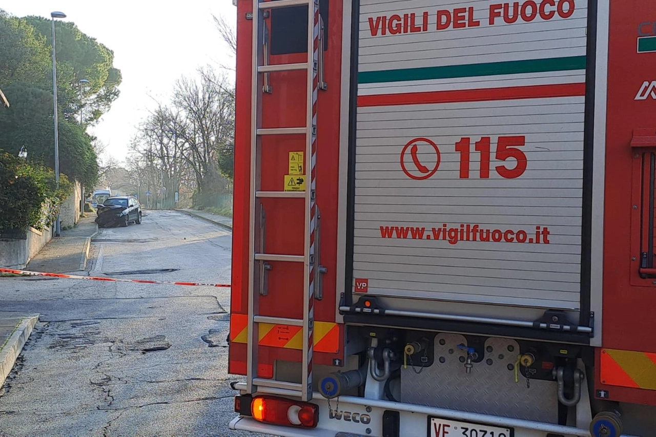 Auto contro colonnina gas, difficili soccorsi per fuga metano