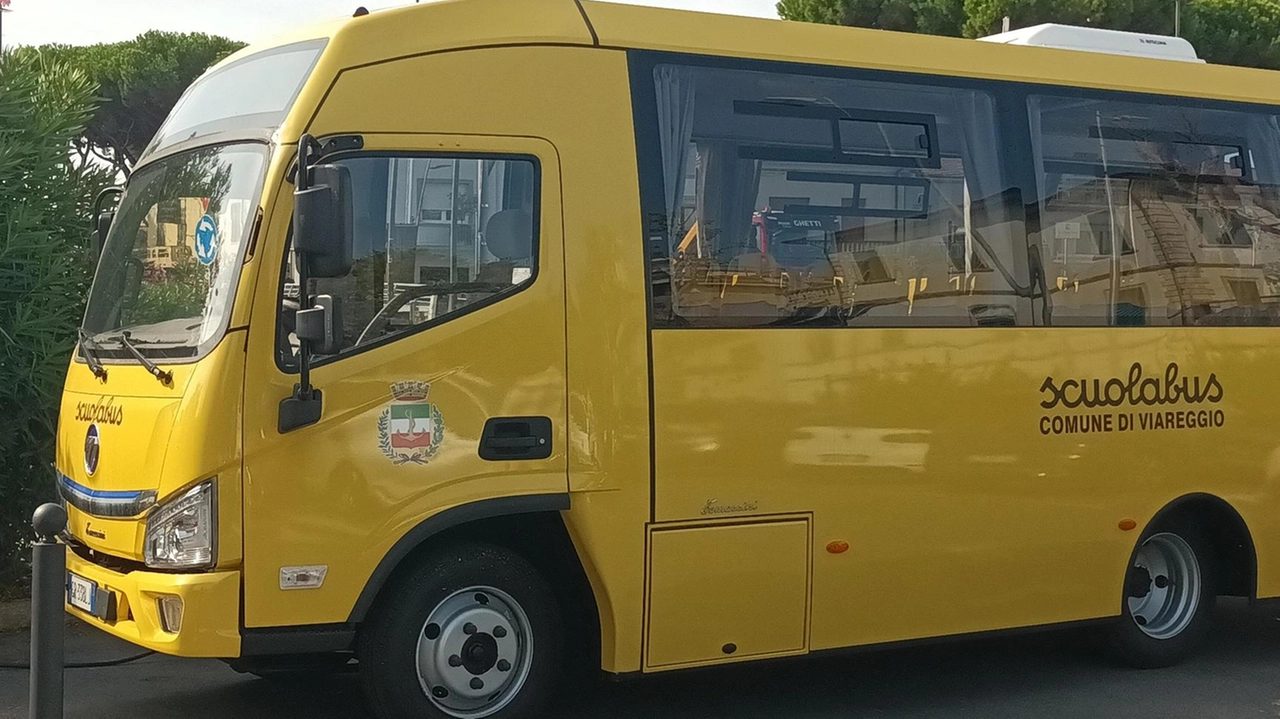 Ecco uno dei nuovi scuolabus elettrici parcheggiato nella piazza davanti al Comune nell’apposita stazione di ricarica Ecco uno dei nuovi scuolabus elettrici parcheggiato nella piazza davanti al Comune nell’apposita stazione di ricarica