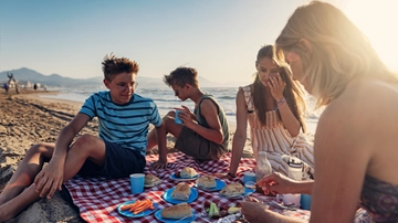 Cibo (da casa) in spiaggia, cosa dice la legge. Lo slalom tra rincari e divieti: “Ma il panino è un diritto”