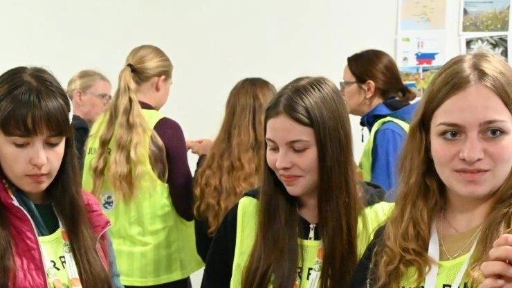 Tantissimi ragazzi, tra i 14 e i 16 anni, hanno raggiunto il Casentino provenienti da 19 aree protette di 12 paesi. Un laboratorio per un nuovo metodo educativo per far capire le soluzioni per la convivenza con i lupi e altri grandi carnivori Tantissimi ragazzi, tra i 14 e i 16 anni, hanno raggiunto il Casentino provenienti da 19 aree protette di 12 paesi. Un laboratorio per un nuovo metodo educativo per far capire le soluzioni per la convivenza con i lupi e altri grandi carnivori