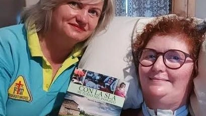 Mariella Rendina con una copia del suo libro dedicato alla malattia Mariella Rendina con una copia del suo libro dedicato alla malattia