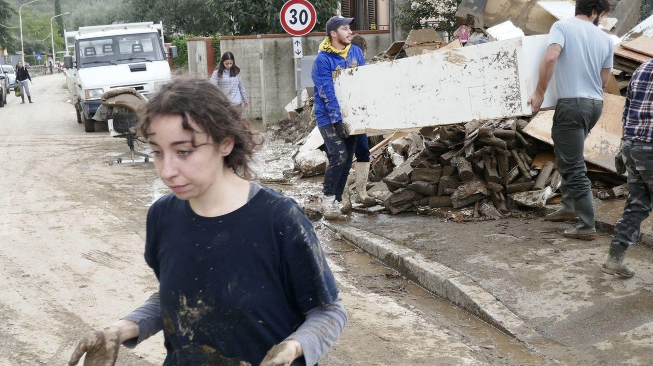 Gli accertamenti della procura sono partiti dalla morte di due persone sotto il diluvio. Negli approfondimenti investigativi è saltato fuori l’eroismo di un honduregno. Gli accertamenti della procura sono partiti dalla morte di due persone sotto il diluvio. Negli approfondimenti investigativi è saltato fuori l’eroismo di un honduregno.