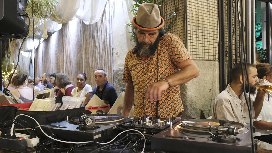 Un’immagine di archivio di una delle precedenti notti bianche con dj set organizzate a Sarzana Un’immagine di archivio di una delle precedenti notti bianche con dj set organizzate a Sarzana