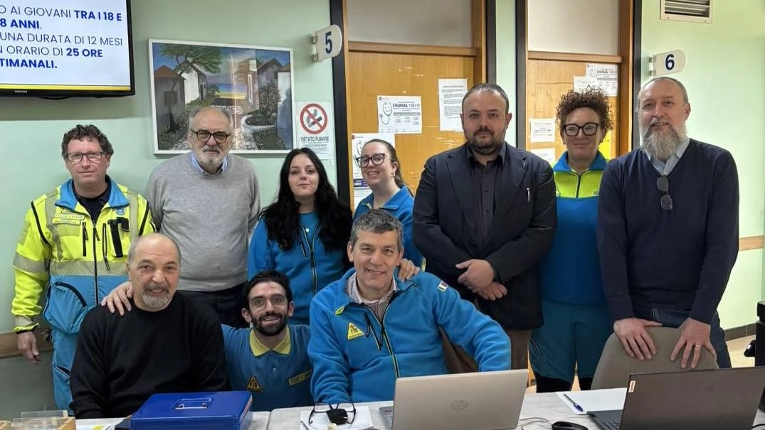 Il presidente Sergio Campanelli con i volontari nella sede di via Aldo Moro durante le operazioni di tesseramento per il 2025 di domenica mattina